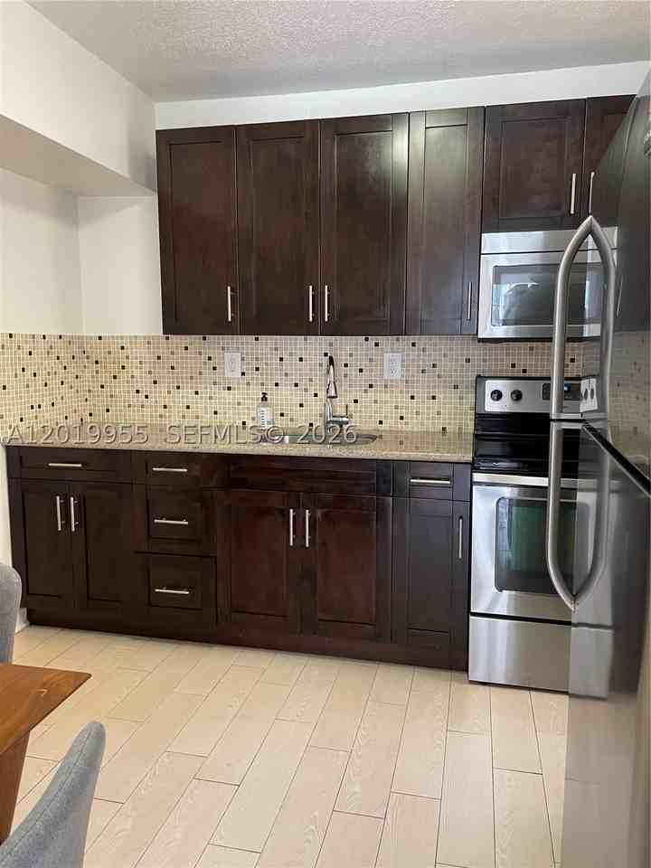 221 Sw 9th Ave #2 - Photo 3 of 31