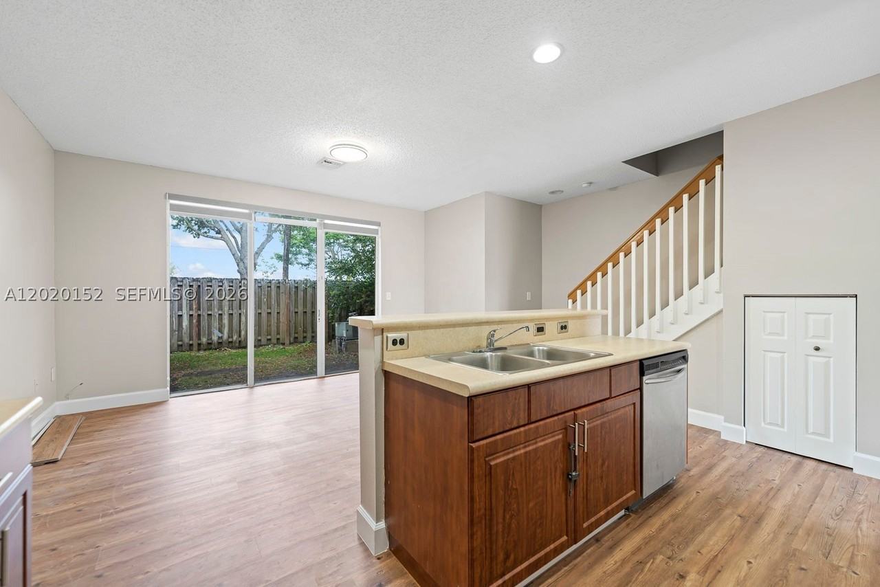 1049 Ne 42nd Pl - Photo 2 of 24