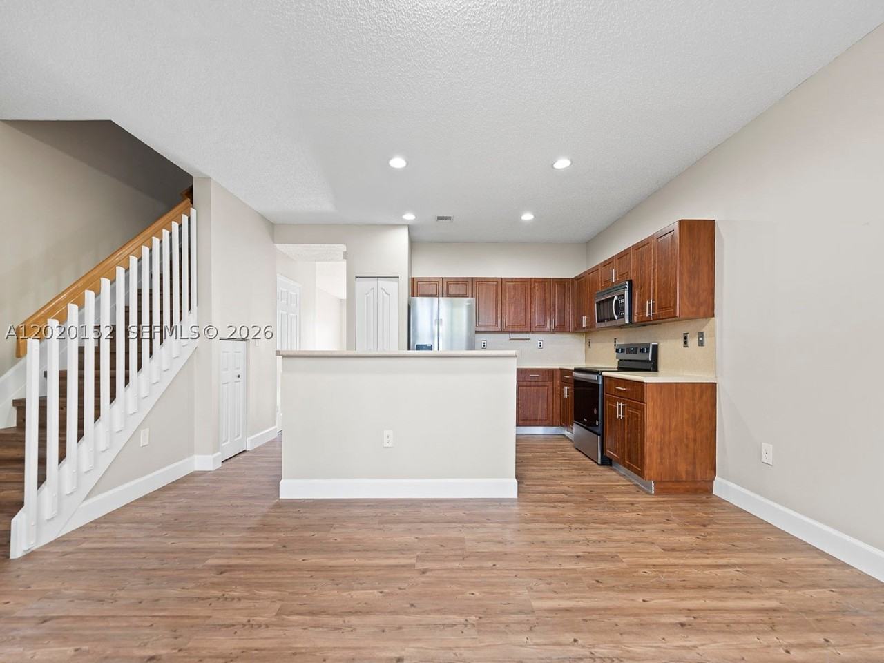 1049 Ne 42nd Pl - Photo 3 of 24