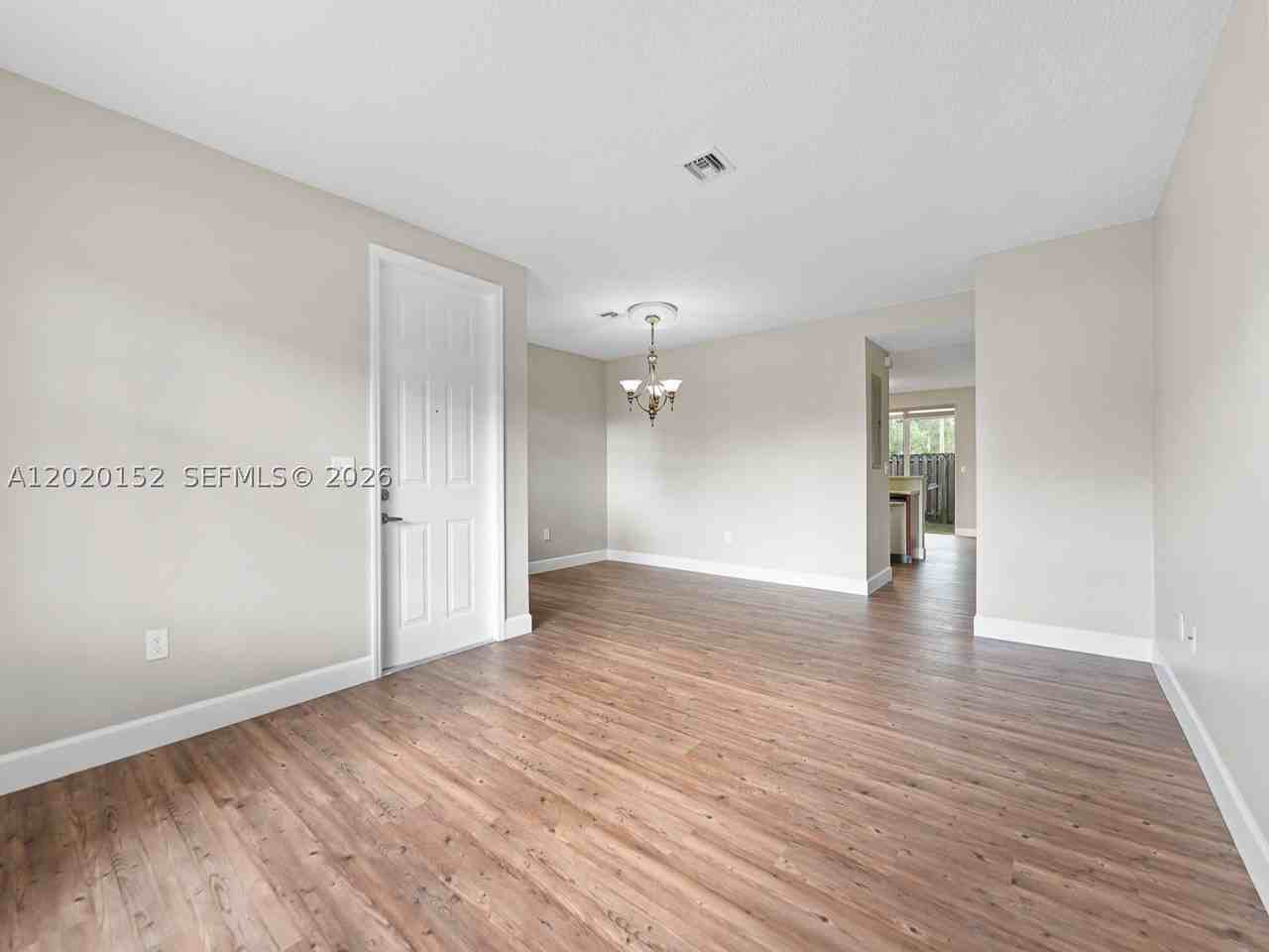 1049 Ne 42nd Pl - Photo 7 of 24