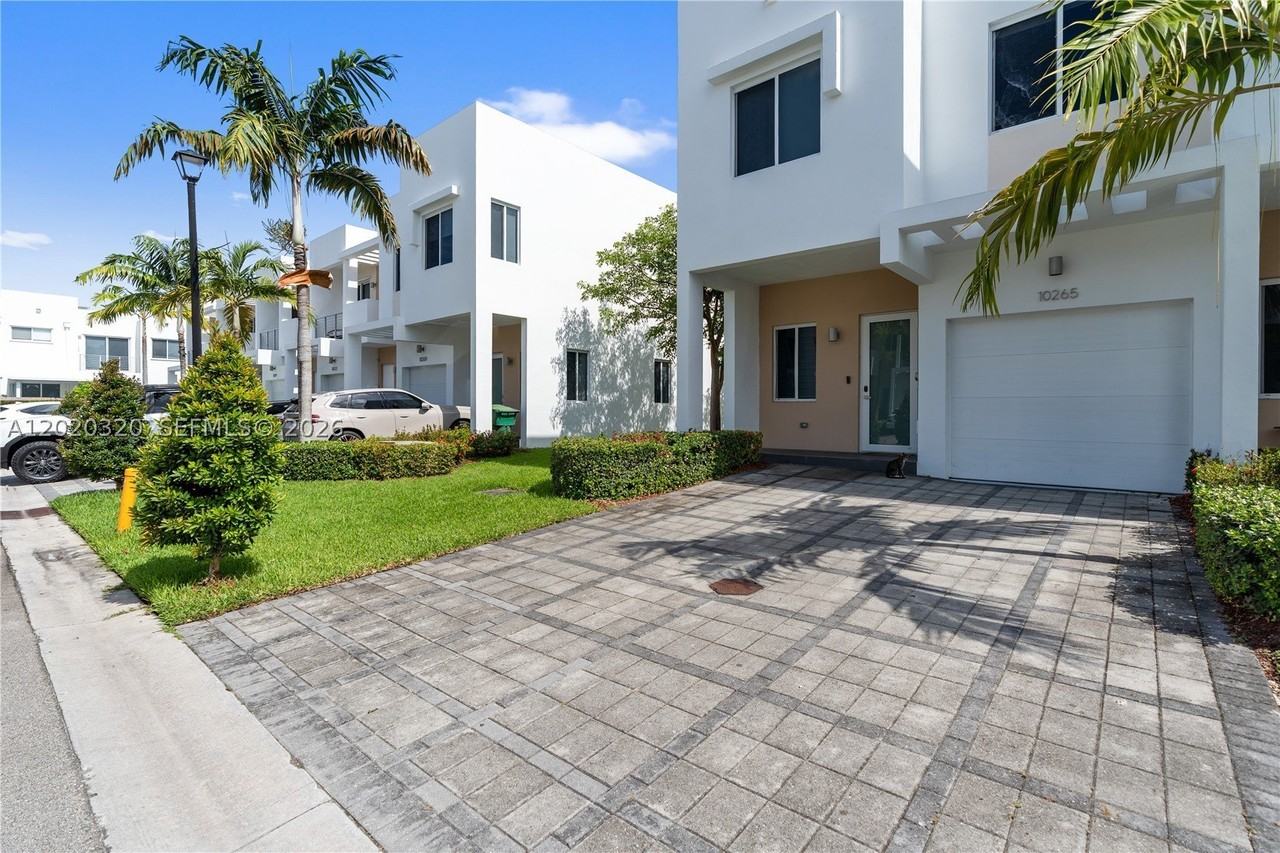 10265 Nw 72nd Ter - Photo 3 of 50