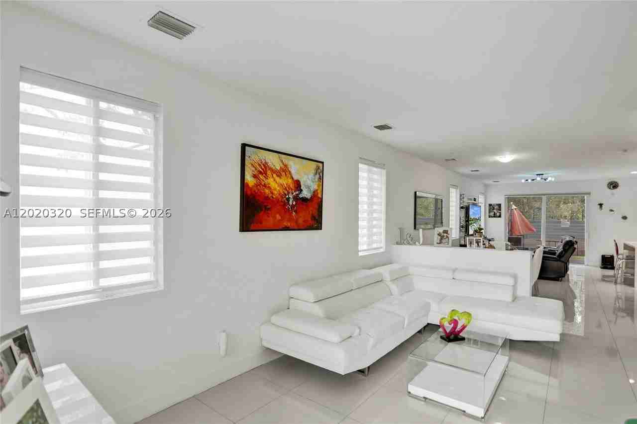 10265 Nw 72nd Ter - Photo 5 of 50