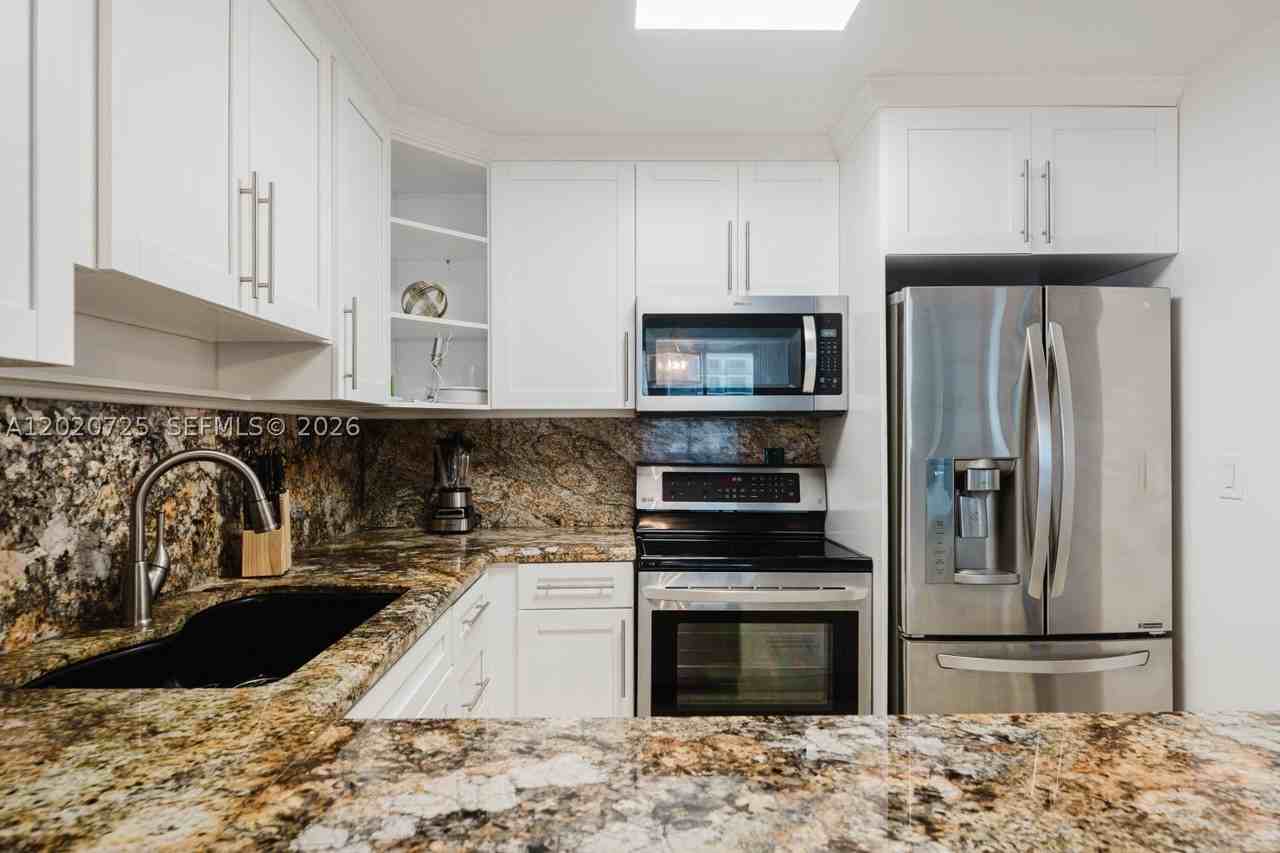 2301 Collins Ave #804 - Photo 4 of 24