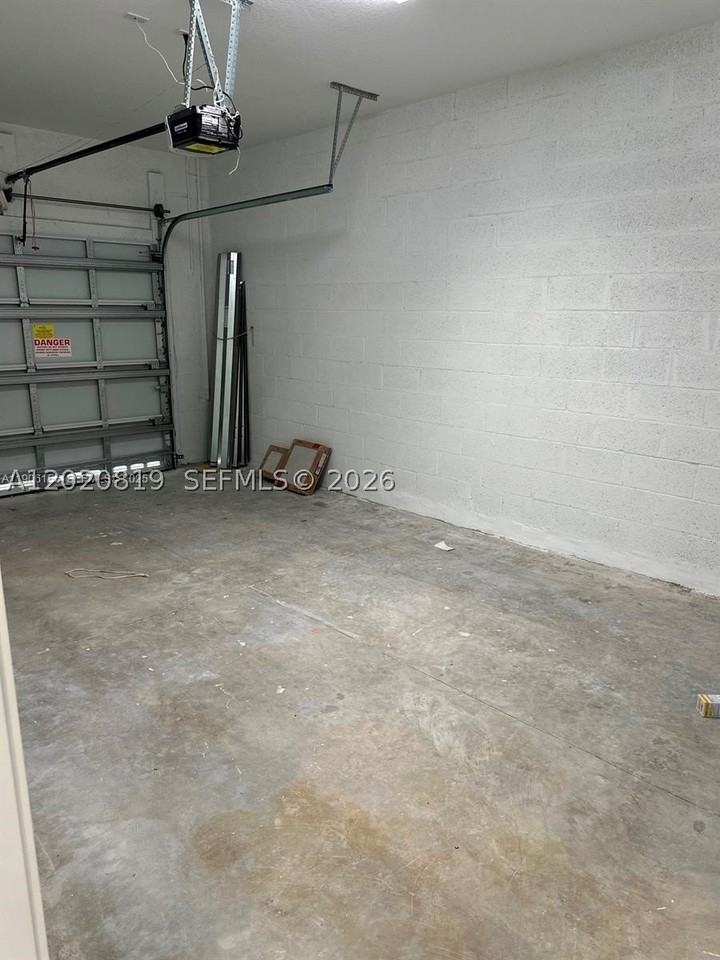 853 Sw 12th St - Photo 2 of 22