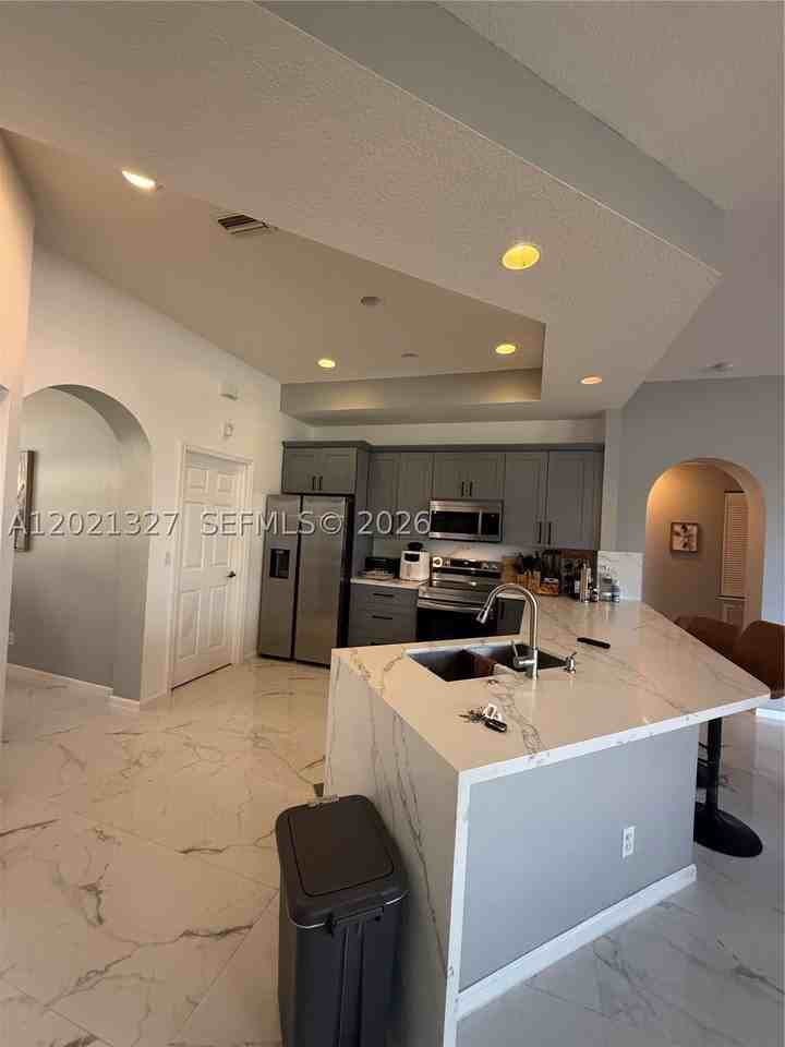 5711 Nw Zenith Dr - Photo 3 of 6