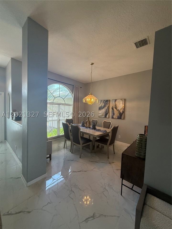 5711 Nw Zenith Dr - Photo 4 of 6