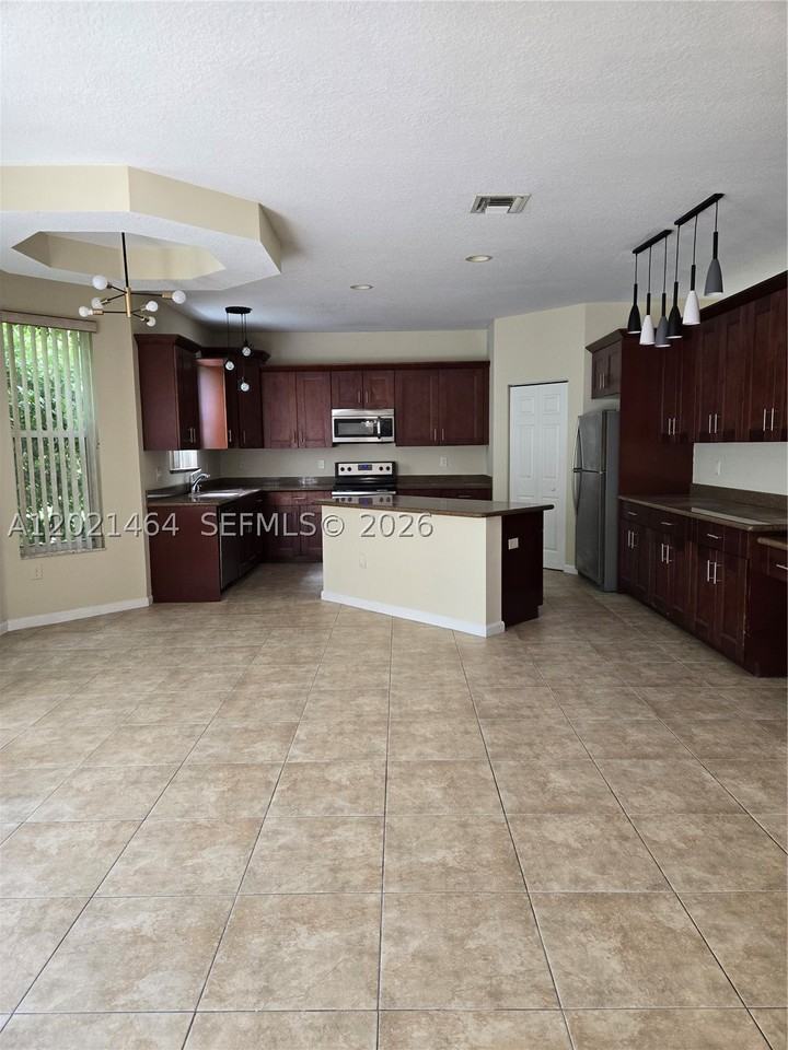 2221 Sloane Pl - Photo 2 of 4