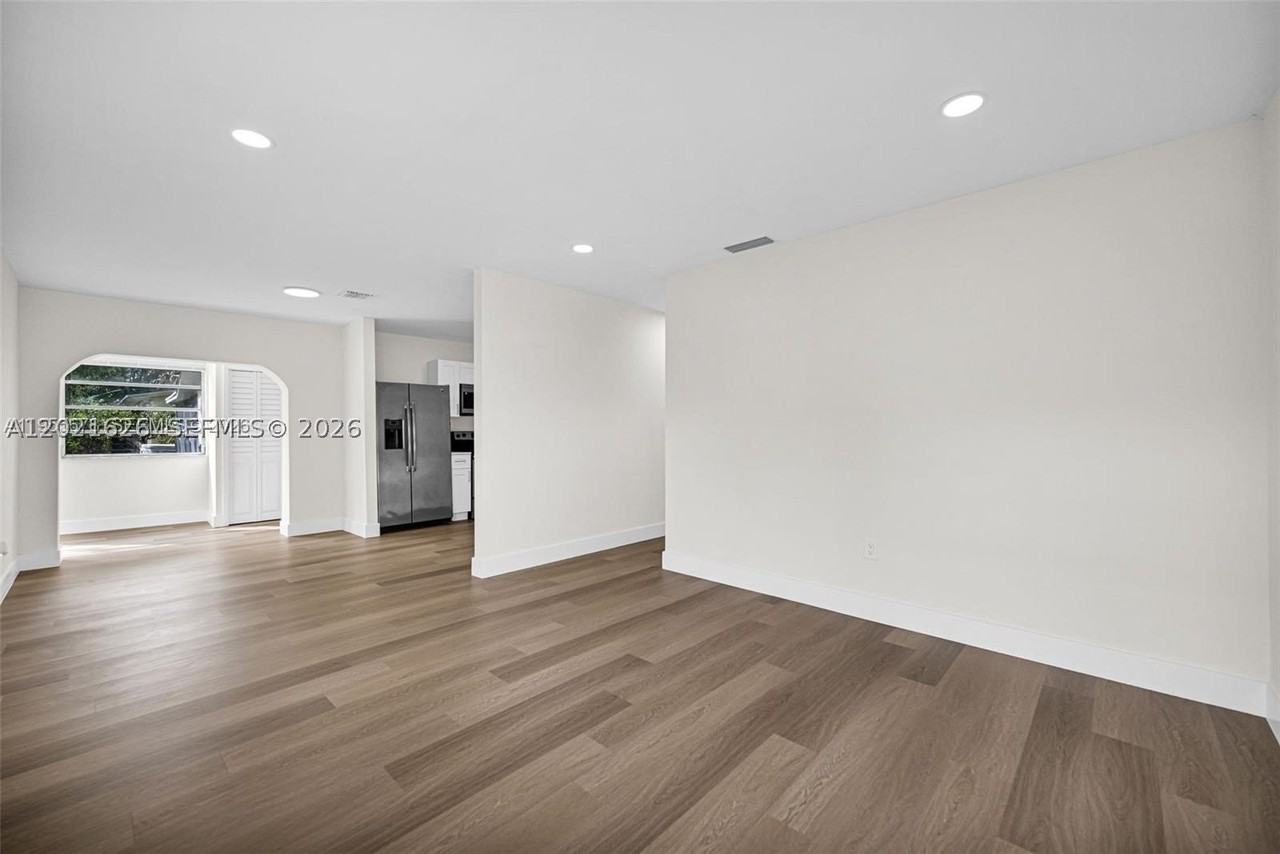 11810 Ne 14th Ave #11810 - Photo 2 of 20