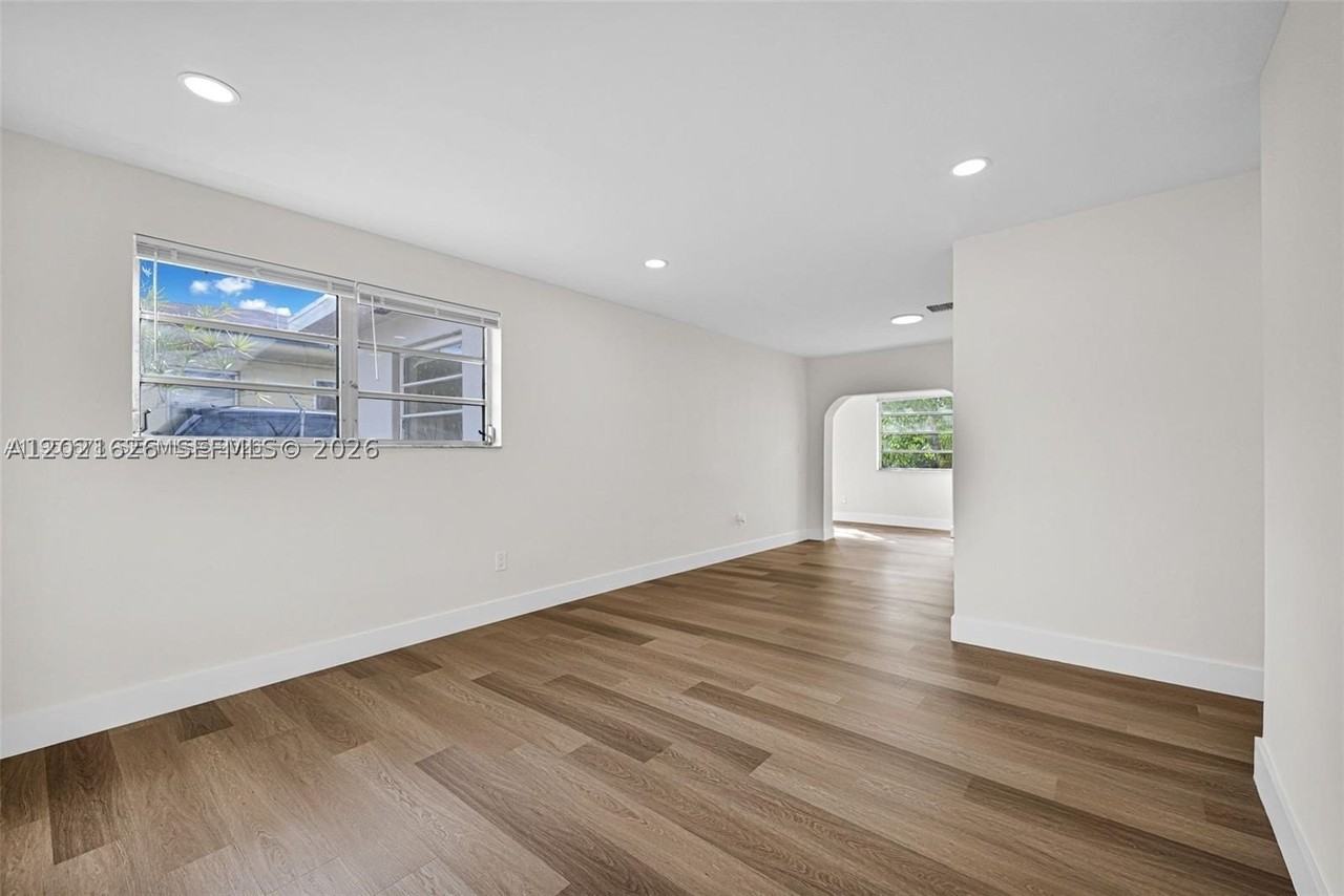 11810 Ne 14th Ave #11810 - Photo 3 of 20