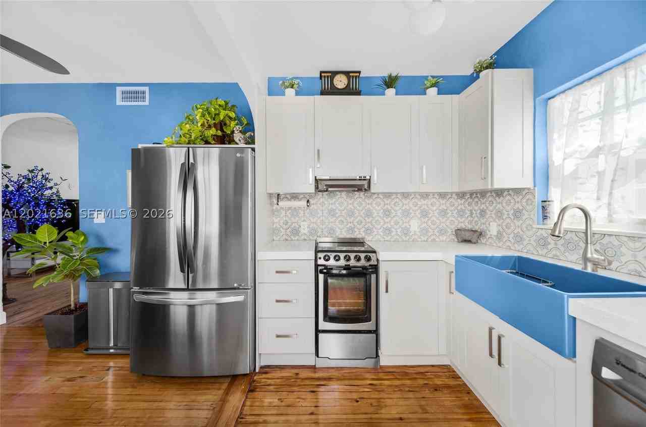 408 W 25th St #8 - Photo 4 of 22