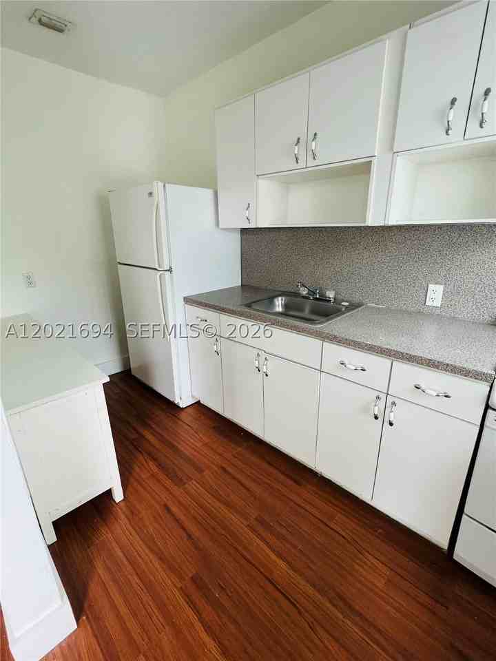850 81st St #3 - Photo 3 of 15