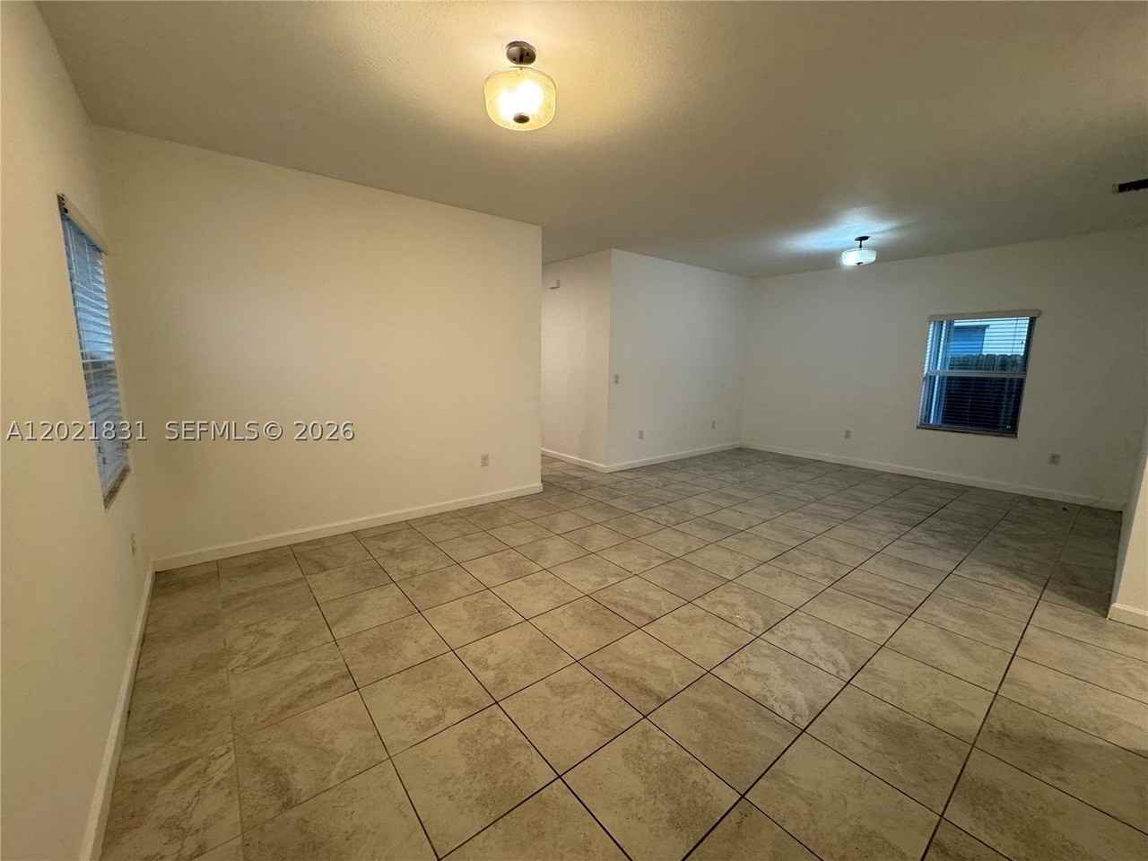 273 Se 31st Ave - Photo 3 of 30