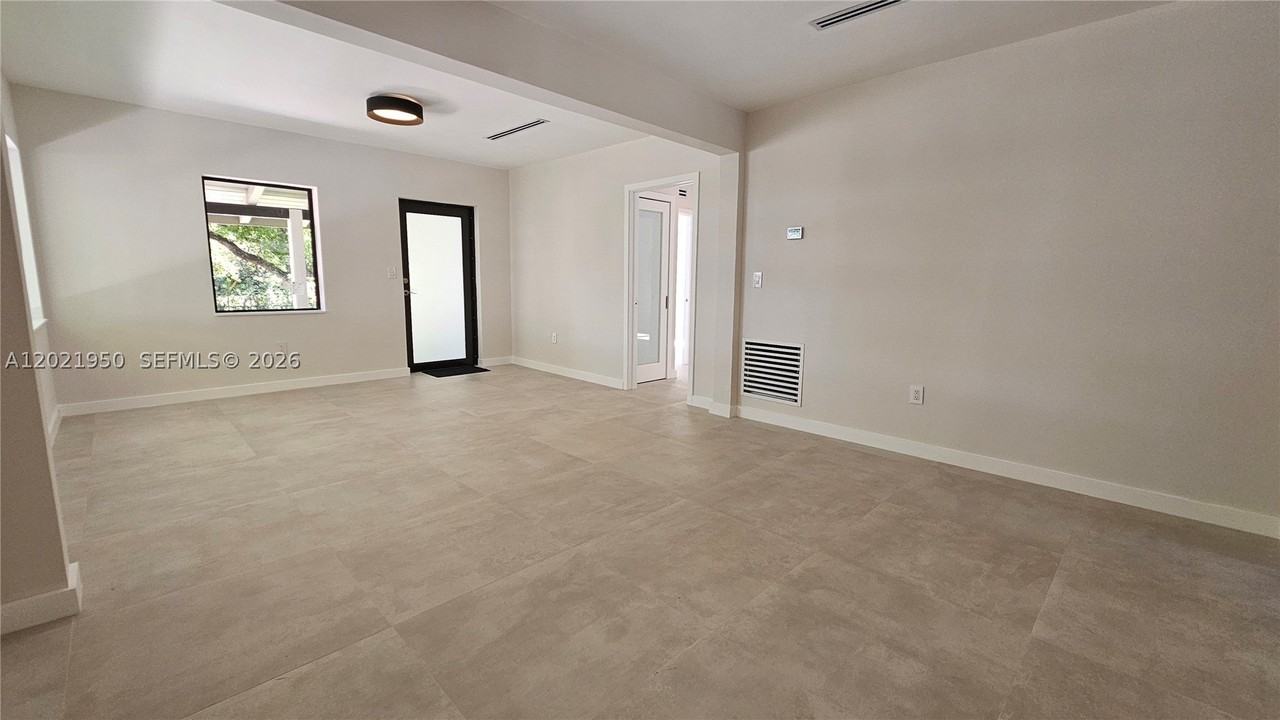 424 Ne 63rd St - Photo 2 of 18