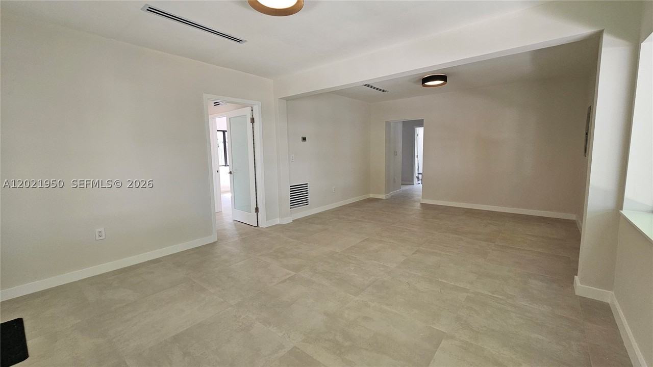 424 Ne 63rd St - Photo 3 of 18