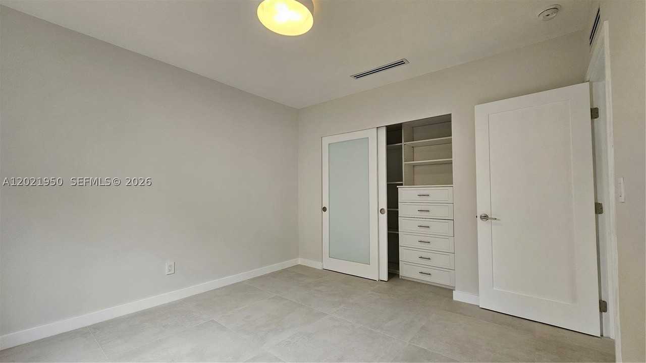 424 Ne 63rd St - Photo 4 of 18