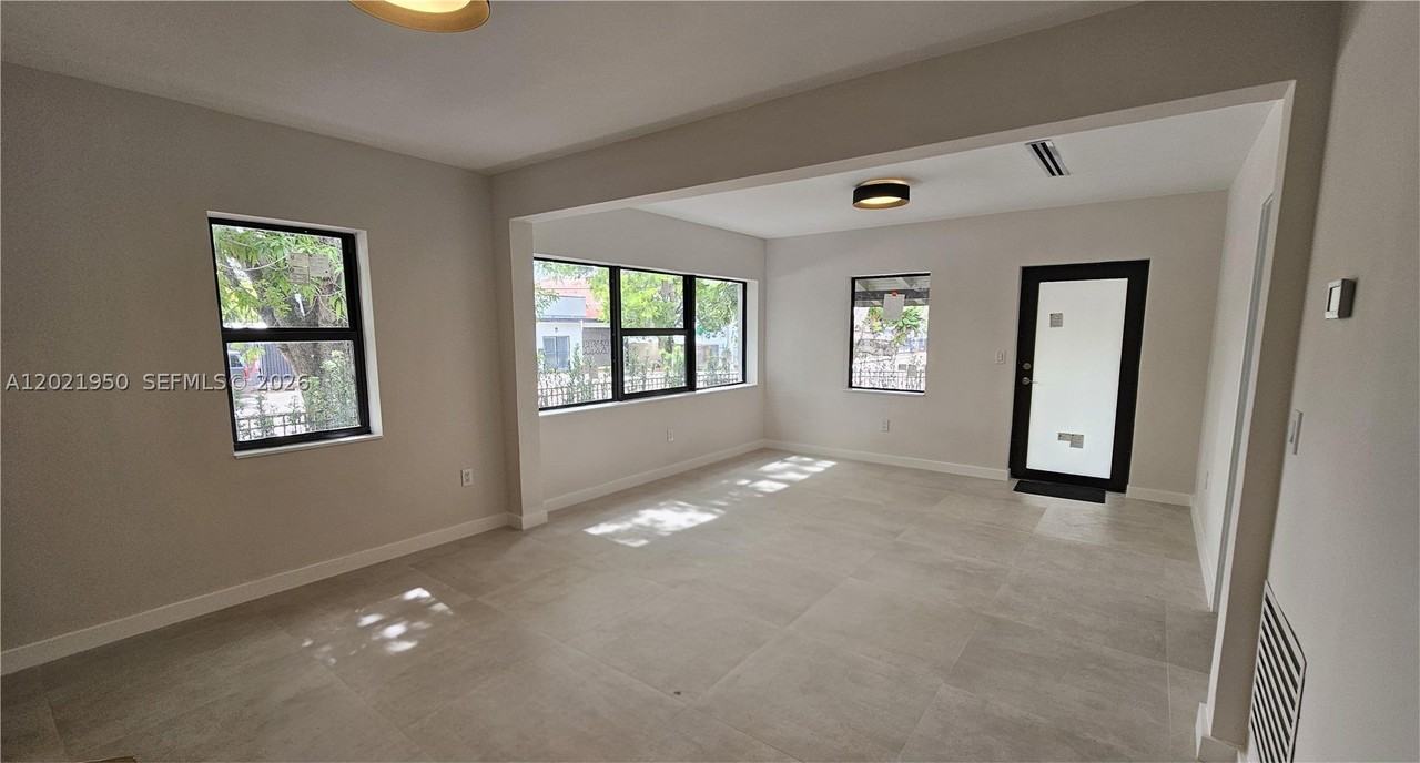 424 Ne 63rd St - Photo 5 of 18