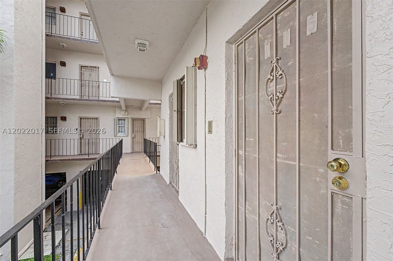 1950 W 54th St #105 - Photo 3 of 30