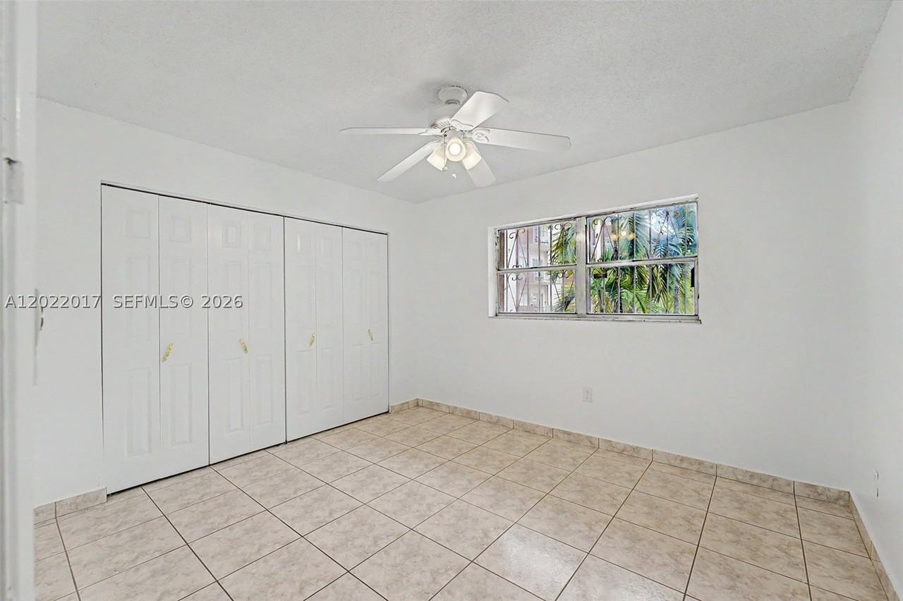 1950 W 54th St #105 - Photo 5 of 30