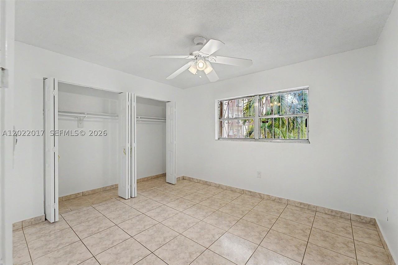 1950 W 54th St #105 - Photo 6 of 30