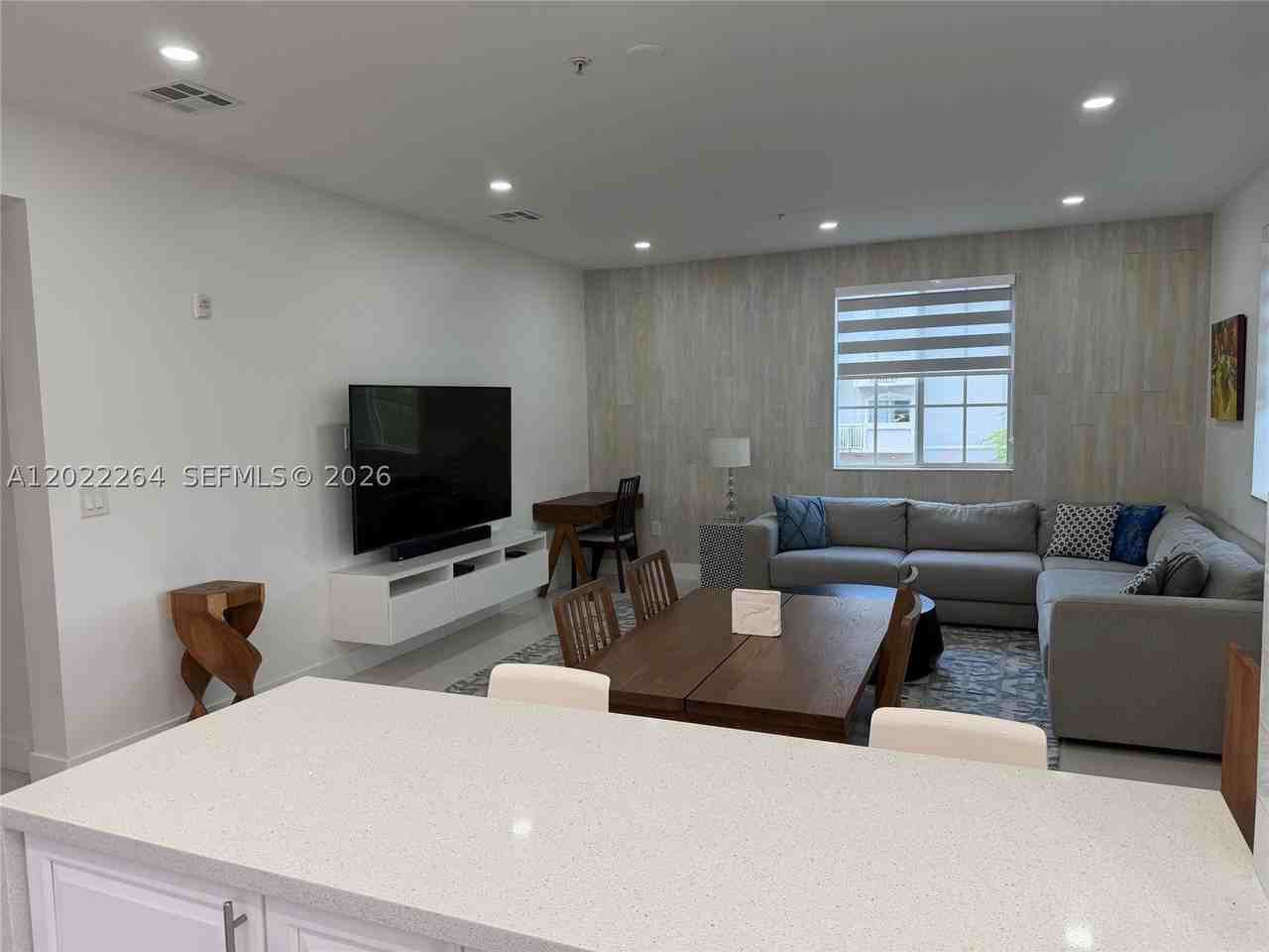 115 Mendoza Ave #201 - Photo 5 of 12