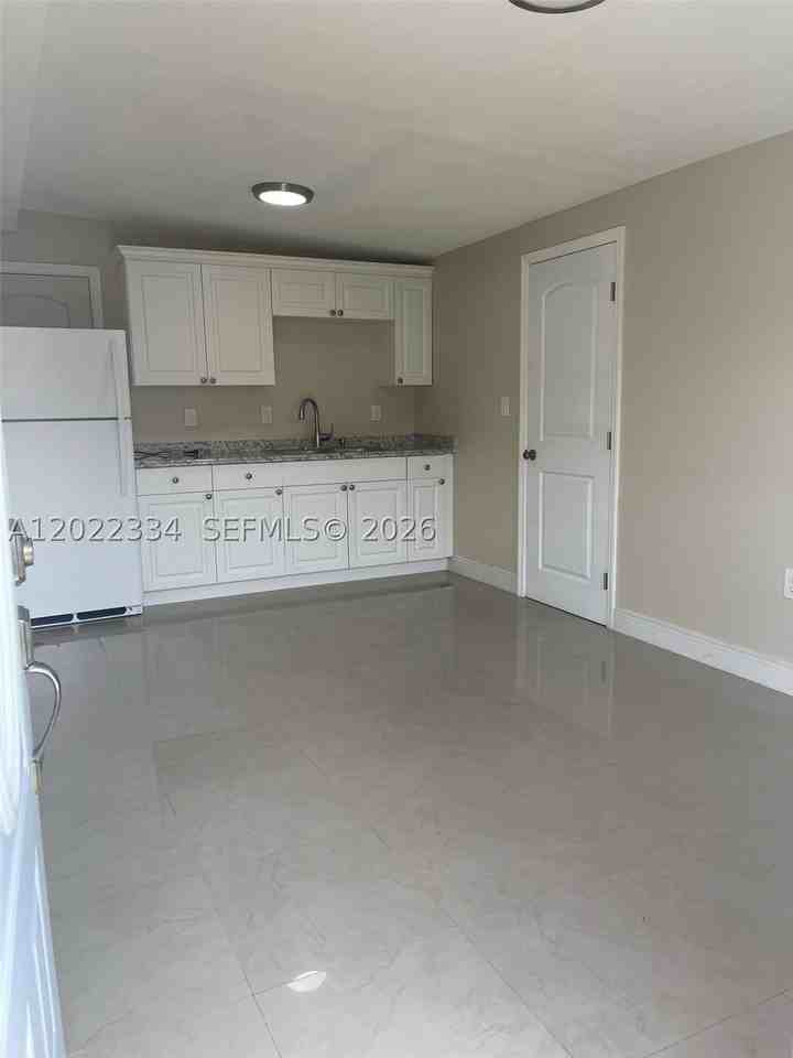 4617 Navarre Ave #B - Photo 3 of 9
