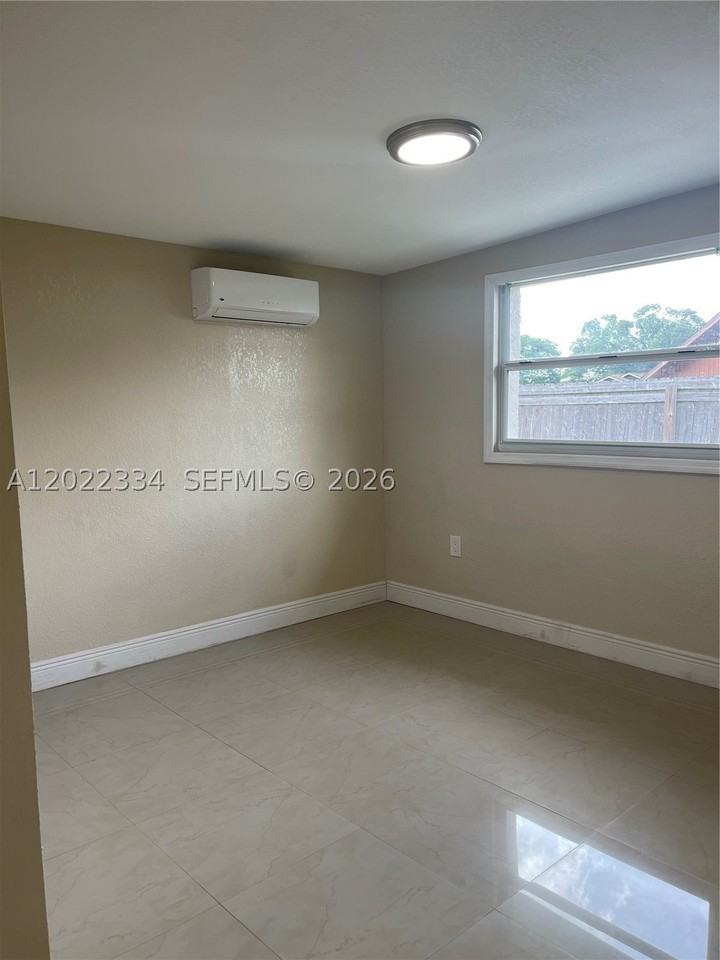 4617 Navarre Ave #B - Photo 5 of 9