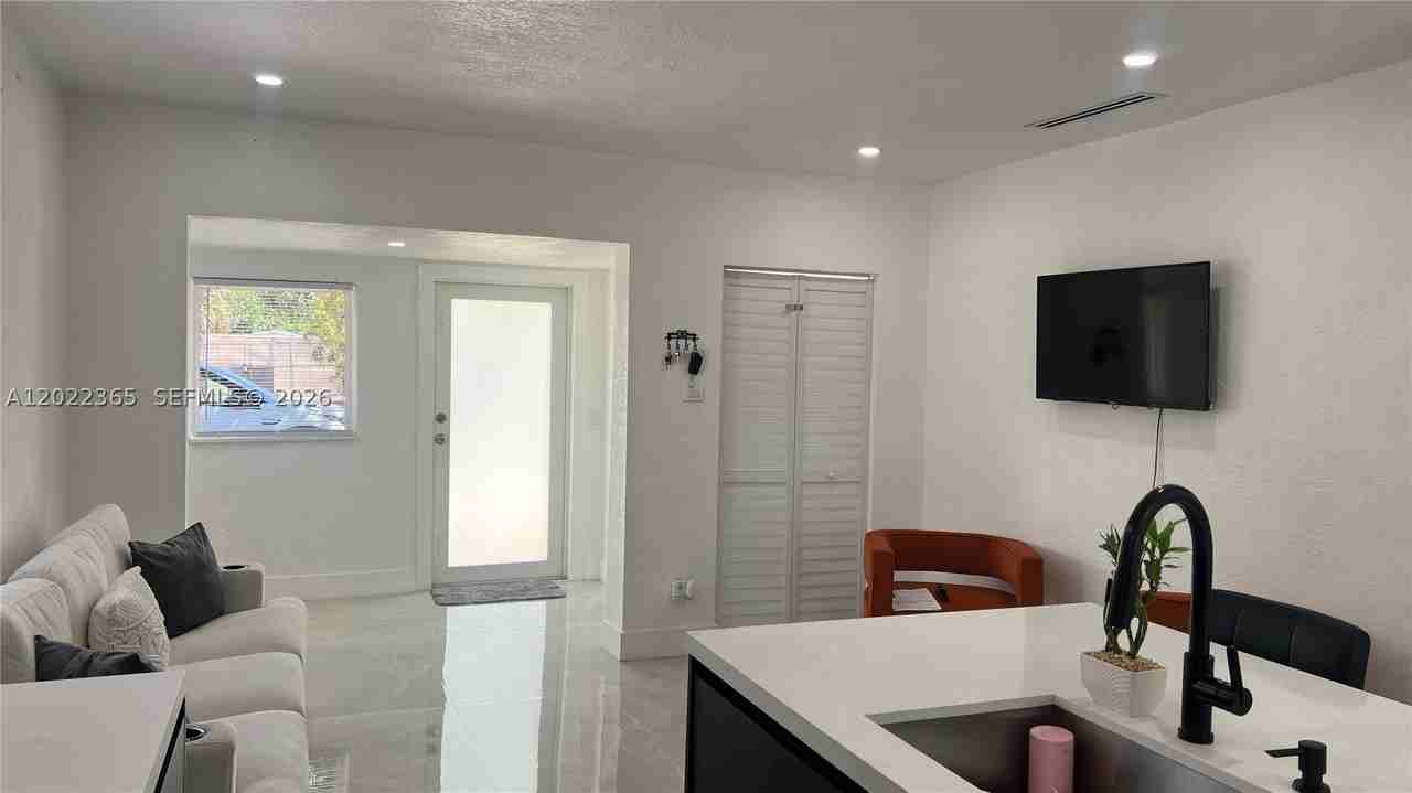 2330 Nw 13th St #0 - Photo 4 of 24