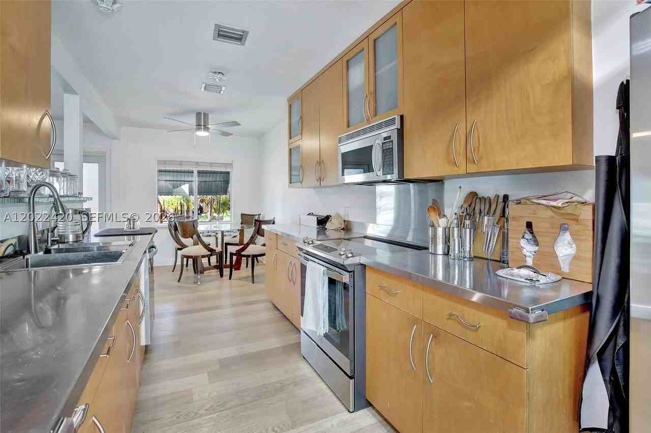 1523 Dewey St - Photo 7 of 41