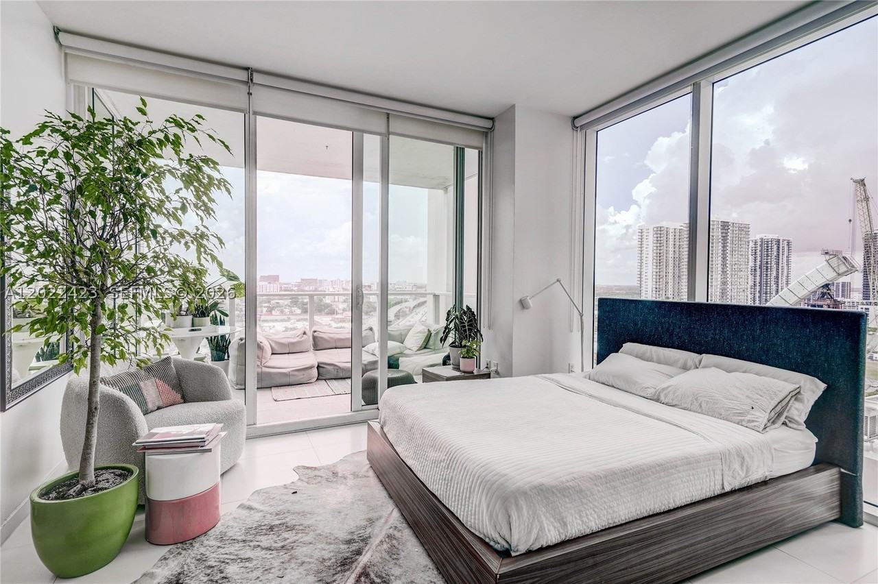 1040 Biscayne Blvd #1606 - Photo 3 of 15