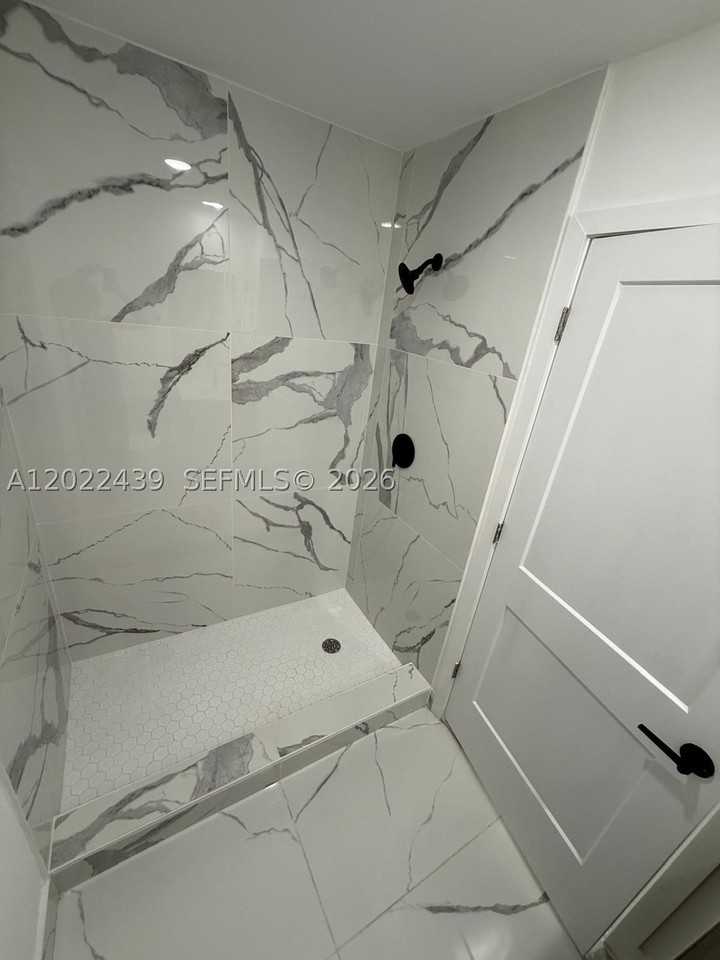 419 Nw 13th Ct #1 - Photo 4 of 7