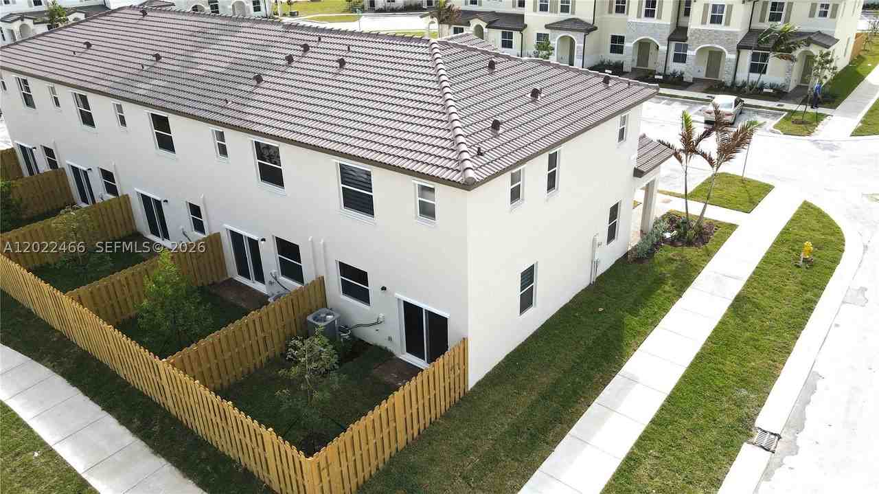 2617 Se 28th Dr #2617 - Photo 2 of 18