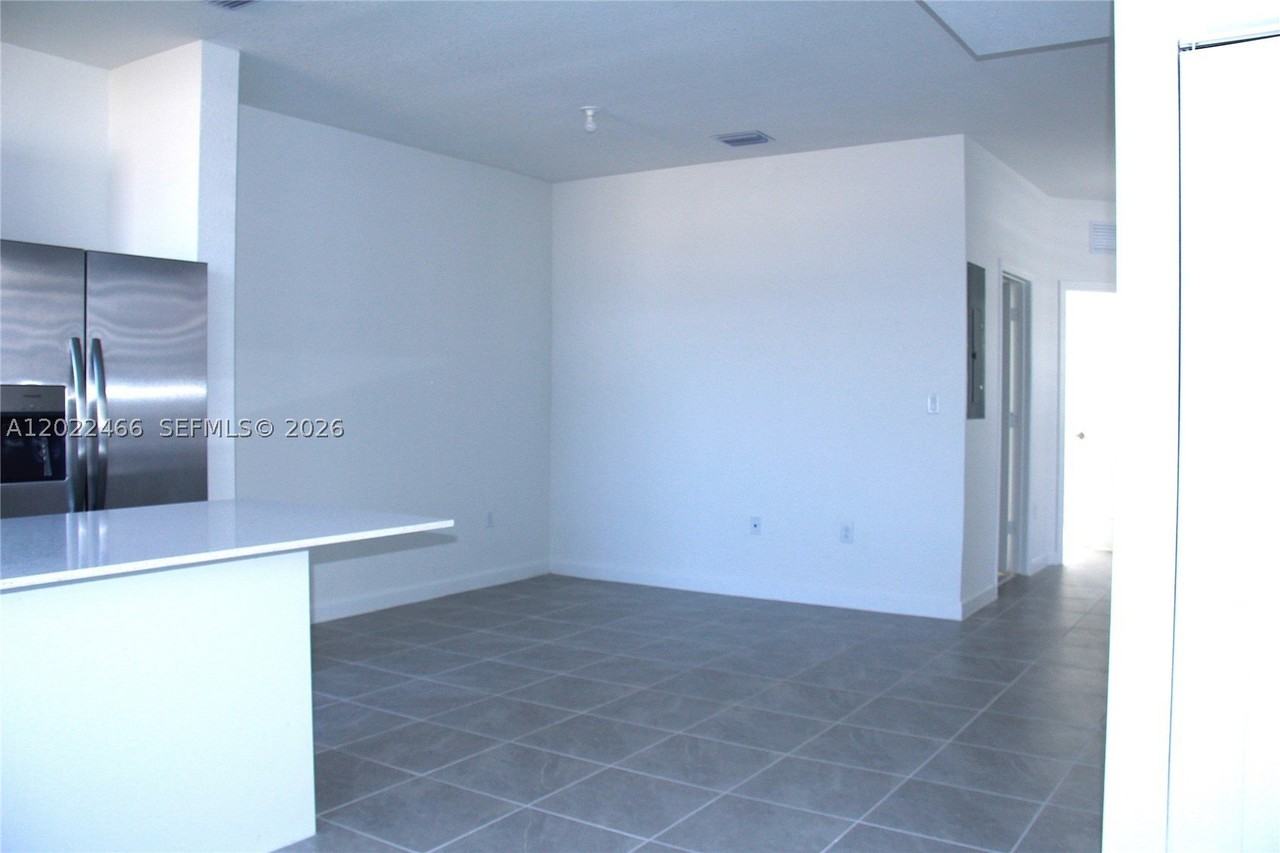 2617 Se 28th Dr #2617 - Photo 3 of 18