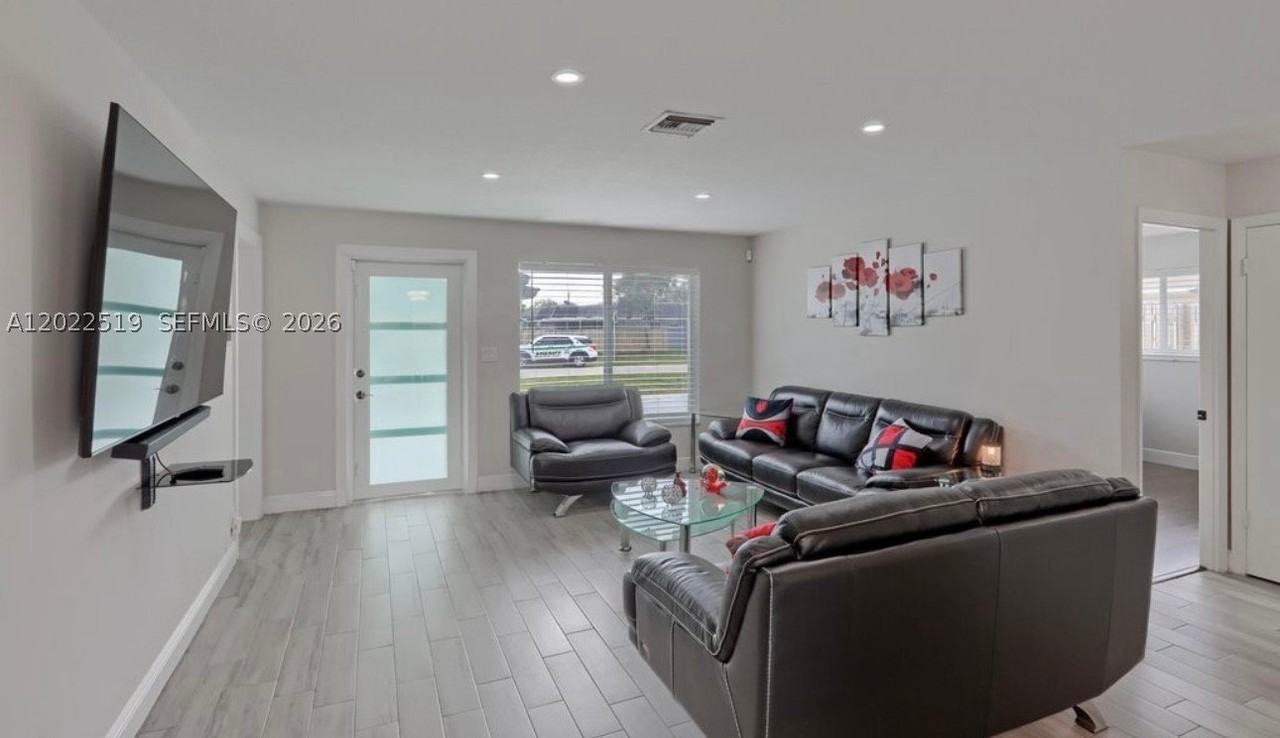 876 Gardenia Dr - Photo 5 of 21