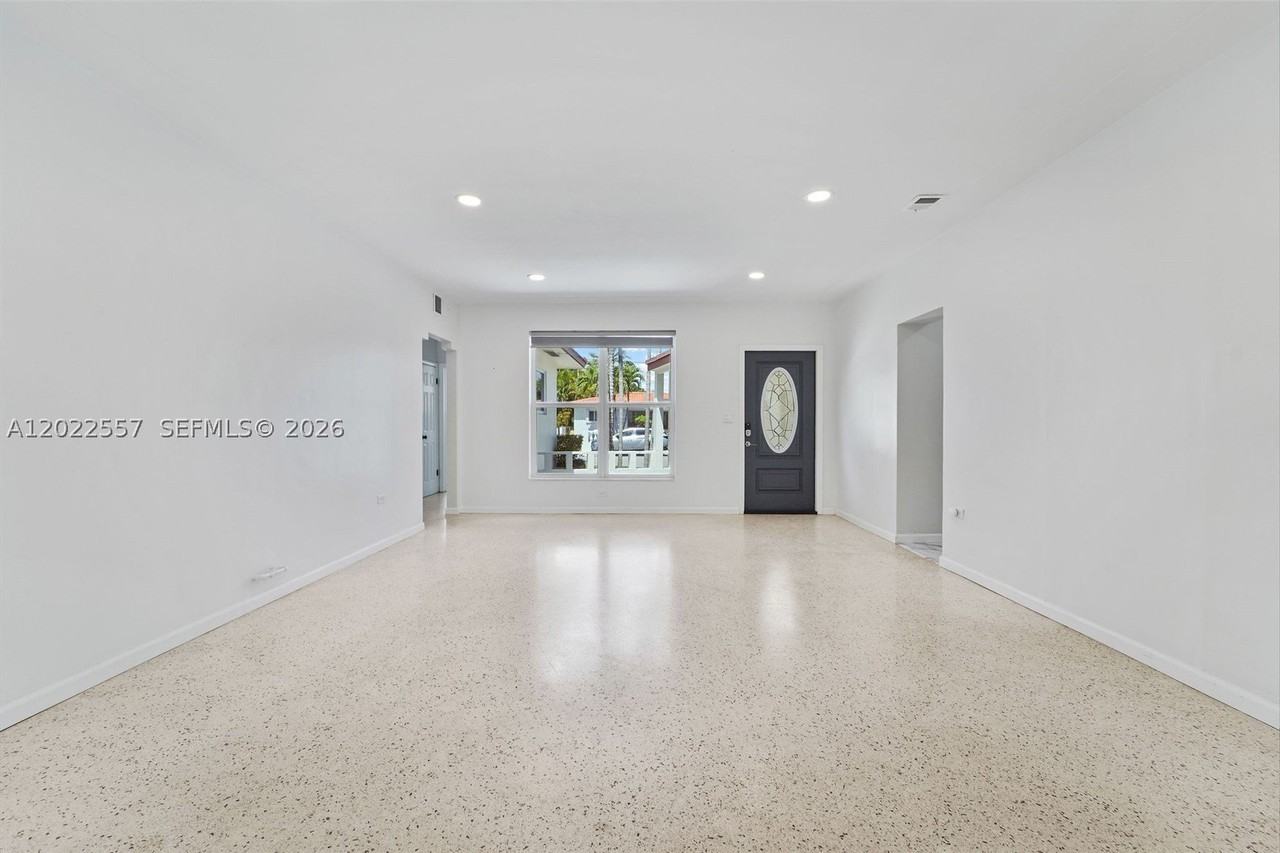 8927 Carlyle Ave - Photo 4 of 16