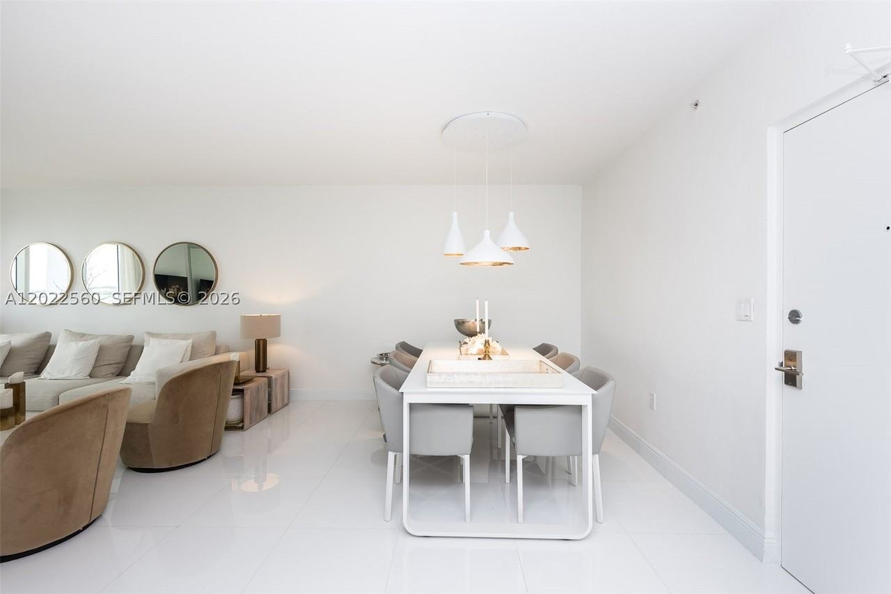 10275 Collins Ave #706 - Photo 4 of 25