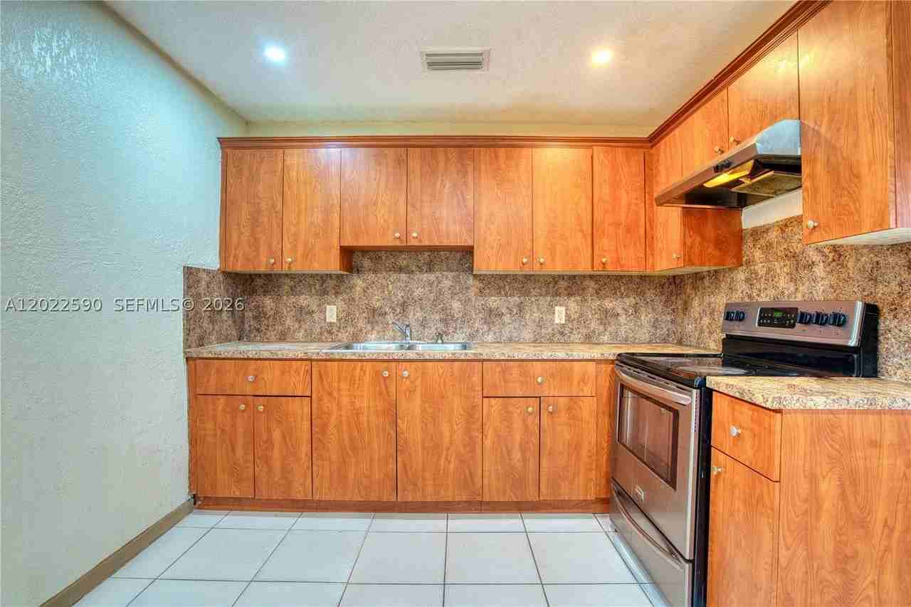 129 Se 4th Ave #1 - Photo 7 of 17