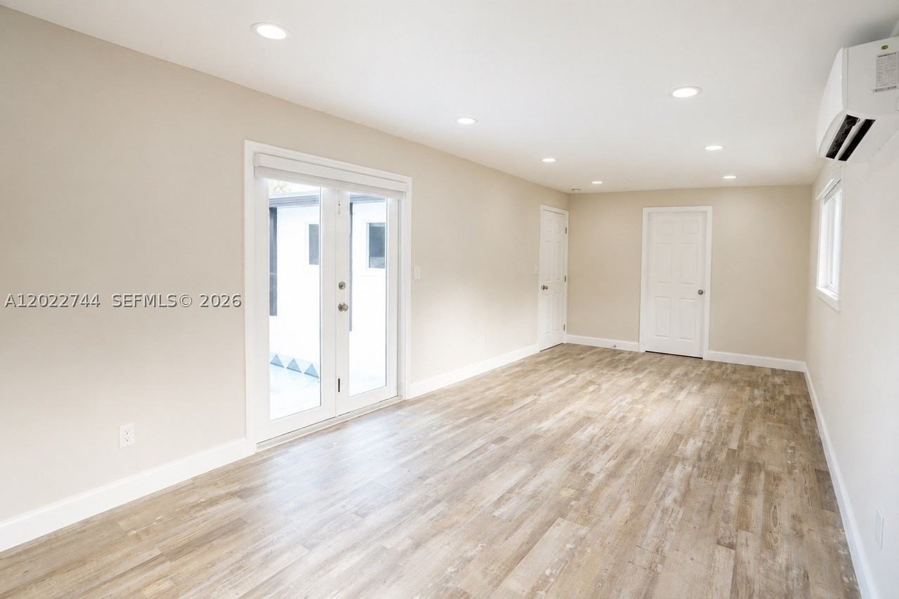 2573 Conroy Dr - Photo 6 of 50