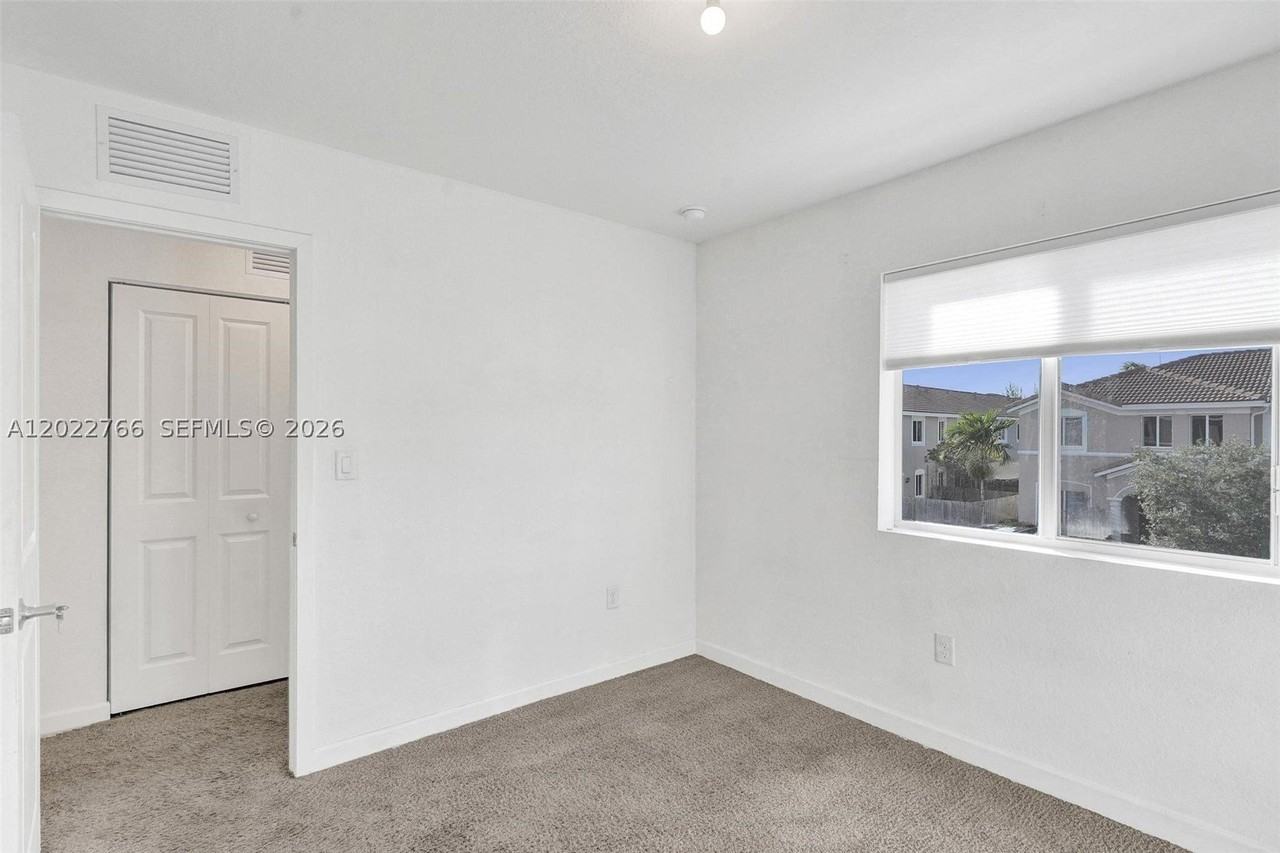 2430 Se 10th Ct - Photo 4 of 25