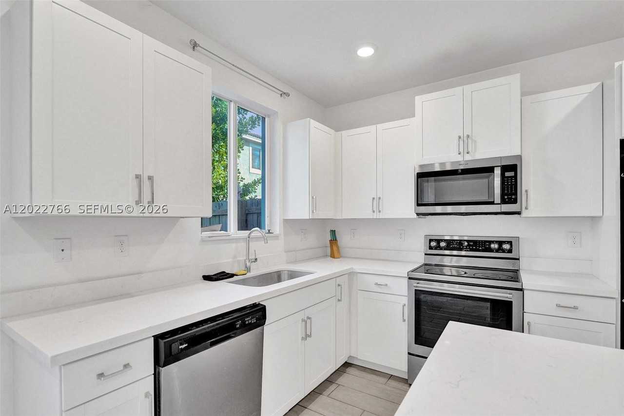 2430 Se 10th Ct - Photo 6 of 25
