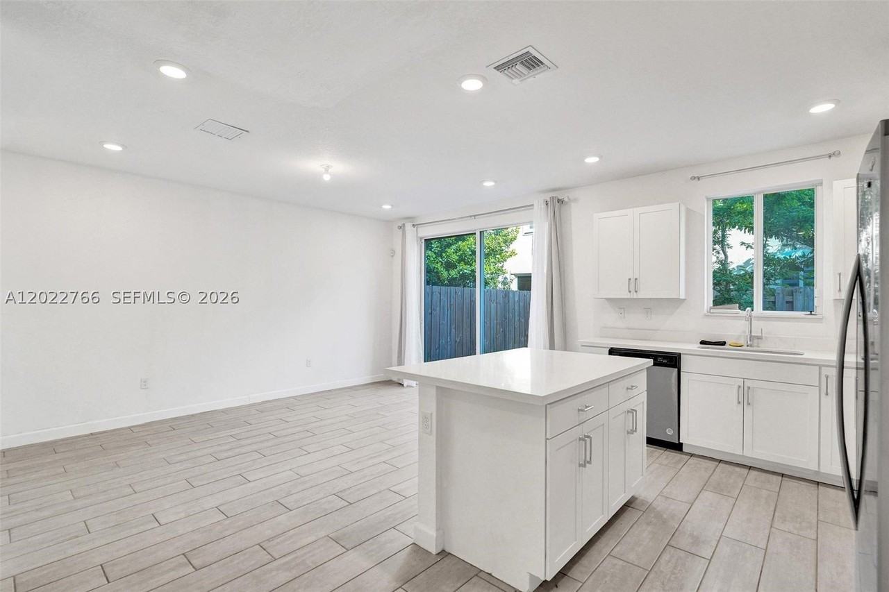 2430 Se 10th Ct - Photo 7 of 25