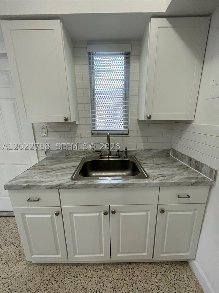 940 Sw 4th Ave #1 - Photo 2 of 11