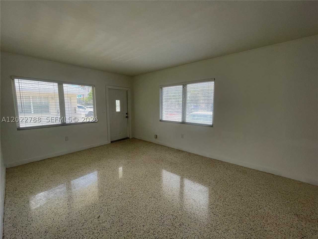 940 Sw 4th Ave #1 - Photo 5 of 11