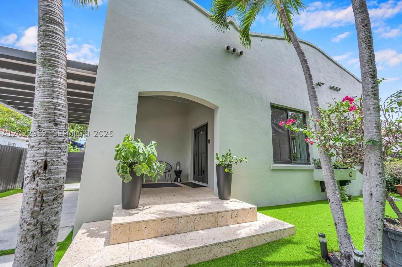 1852 Sw 10th St - Photo 2 of 41