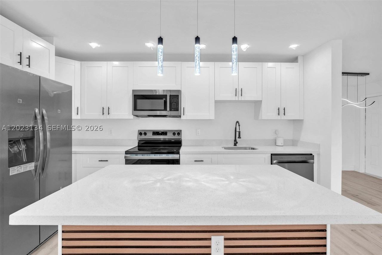 2572 Nw 20th St #A - Photo 3 of 36