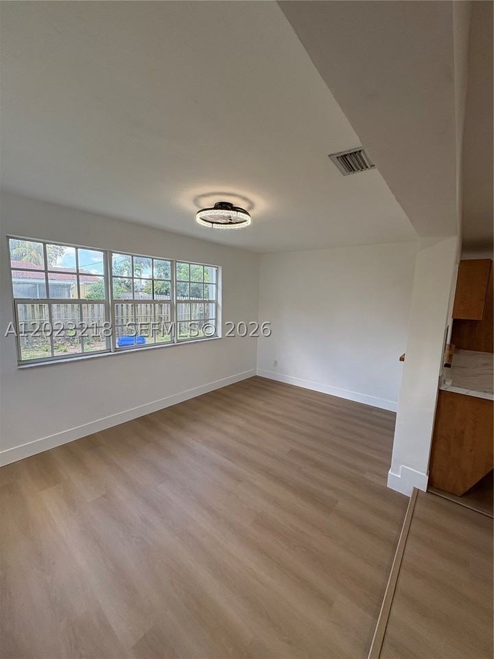 7150 Sw 10th St - Photo 4 of 12
