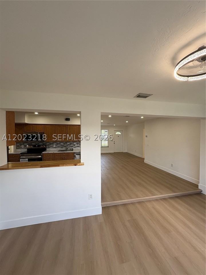 7150 Sw 10th St - Photo 5 of 12