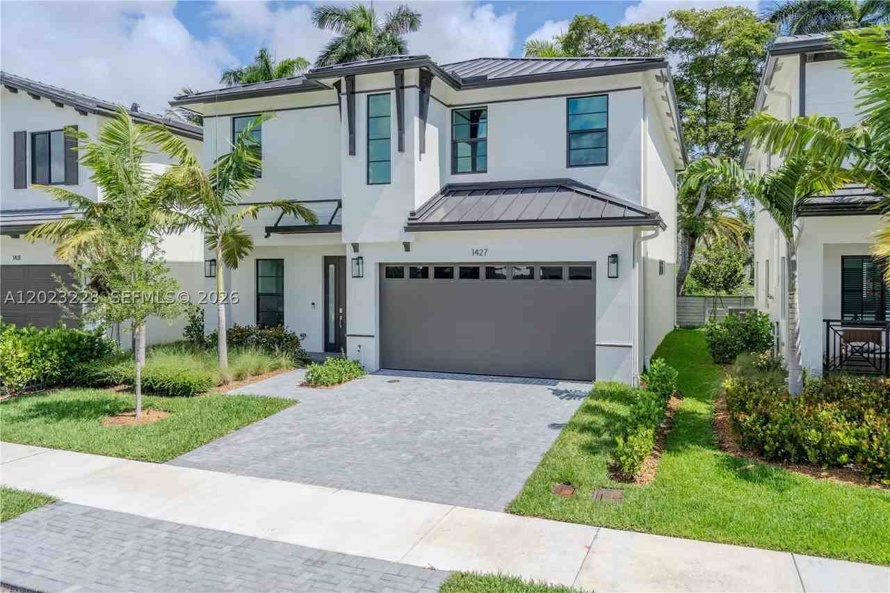 1427 Sw 23rd St - Photo 3 of 50