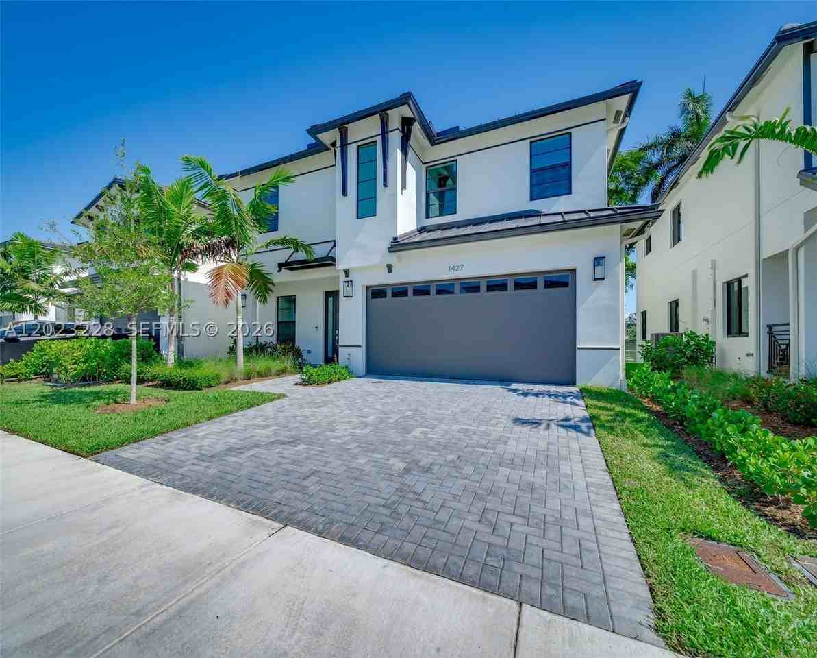 1427 Sw 23rd St - Photo 4 of 50