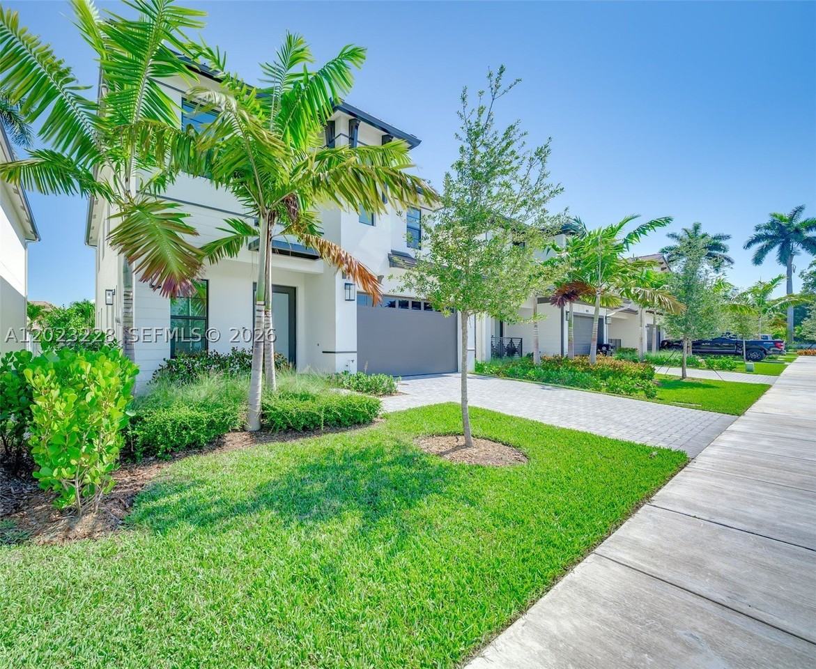 1427 Sw 23rd St - Photo 5 of 50