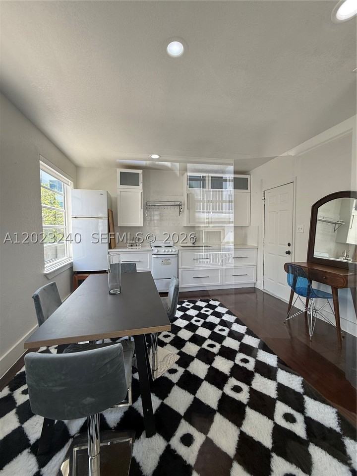 723 2nd St #8 - Photo 5 of 8